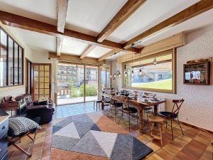ein Esszimmer mit einem Tisch und Stühlen in einem Raum in der Unterkunft Chalet authentique, 15 pers, proche pistes, parking privé - FR-1-267-313 in La Toussuire + 14 Fotos
