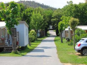 Gallery image of Mobil-Home 3 Chambres avec Jacuzzi et Terrasse à Bormes-les-Mimosas - API-1-52-401 in Bormes-les-Mimosas +5 photos