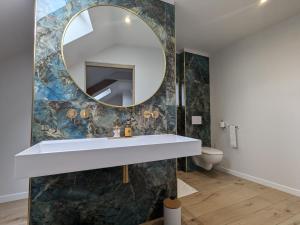 Ένα μπάνιο στο Domaine Ferme rénovée avec SPA, 15 couchages, parking privatif, proche Paris - FR-1-590-580