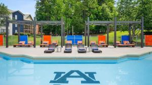 Bazén v ubytování 4BR Gameday Condo Walk to Stadium nebo v jeho okolí + 19 fotografií