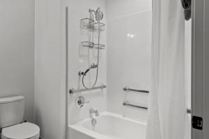 Ένα μπάνιο στο Guest Fave - 5 Star Stay Downtown - ADA Accessible
