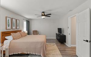 a bedroom with a bed and a ceiling fan at Special Fall Rates! Chadwick Townhouse in Dothan