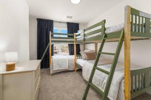 Un dormitorio con dos literas y un escritorio. en Sea World | Lackland | Pickleball | Pool!, en Riomedina 21 fotos más