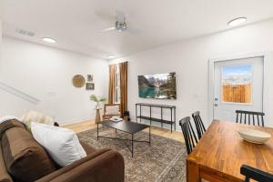 una sala de estar con un sofá y una mesa en Sea World | Lackland | Pickleball | Pool!, en Riomedina