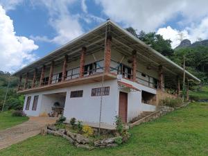 a house in the middle of a field at Bosque Místico in San Carlos