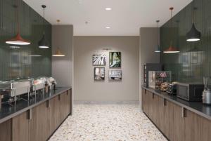 a dining room with aasteryasteryasteryasteryasteryasteryasteryasteryasteryasteryastery at Hawthorn Extended Stay by Wyndham Kilgore in Kilgore