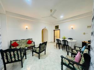 a living room with a table and chairs at Kenashi Green Villa in Weligama