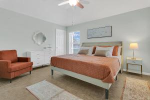 ein Schlafzimmer mit einem Bett und einem Stuhl und einem Fenster in der Unterkunft Dream Stay Orlando with a pool and home theater in Davenport + 29 Fotos