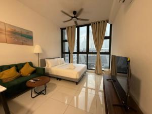 Katil atau katil-katil dalam bilik di Majestic Residences KLCC By Cozy +56 gambar