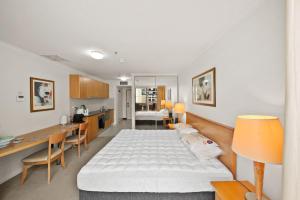 Postel nebo postele na pokoji v ubytování Central ACT Studio with Indoor Pool and Gym + 15 fotografií