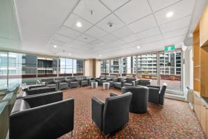 Posezení v ubytování Central ACT Studio with Indoor Pool and Gym