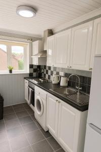 Η κουζίνα ή μικρή κουζίνα στο 1BR Edinburgh Stay with Free Parking Sleeps 4