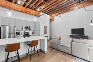 Kuchyň nebo kuchyňský kout v ubytování Chic Loft - Perfect for Remote Work & City Exploring + 11 fotografií