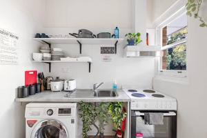 Kuchyň nebo kuchyňský kout v ubytování Courtyard Double Room - Next to Transport & Shops in Killara - Shared Bathroom