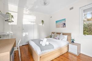 Postel nebo postele na pokoji v ubytování Courtyard Double Room - Next to Transport & Shops in Killara - Shared Bathroom