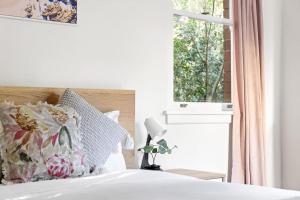 Postel nebo postele na pokoji v ubytování Courtyard Double Room - Next to Transport & Shops in Killara - Shared Bathroom