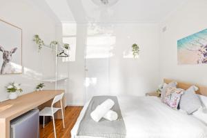 Postel nebo postele na pokoji v ubytování Courtyard Double Room - Next to Transport & Shops in Killara - Shared Bathroom + 31 fotografií