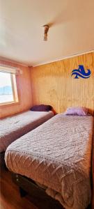 コイハイケにあるCabaña espaciosa Aires del Surのベッドルーム1室(ベッド2台付)、