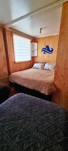 コイハイケにあるCabaña espaciosa Aires del Surのベッドルーム1室(ボート内のベッド2台付)