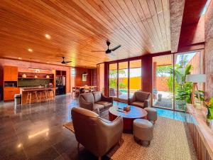 Χώρος καθιστικού στο 3BR Rustic Terracota The Hum Villa Nyanyi