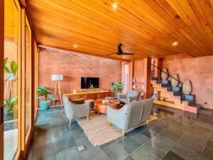 Μια τηλεόραση ή/και κέντρο ψυχαγωγίας στο 3BR Rustic Terracota The Hum Villa Nyanyi