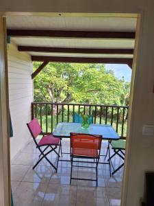 a patio with a table and chairs on a balcony at VILLA AICHY in Rabi