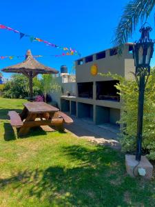 una mesa de picnic y una luz de la calle junto a un edificio en COMPLEJO AyH, en Malagueño