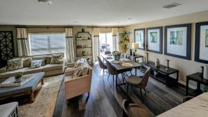 Khu vực ghế ngồi tại Luxury Groveland Villa with Pool, Grill & Office