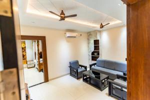 ein Wartezimmer mit einem Sofa und einem Deckenventilator in der Unterkunft Sri vaarahi hotel in Hanamkonda + 1 Foto