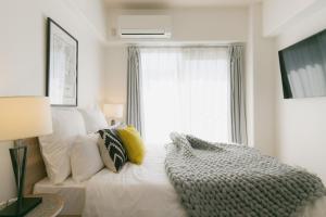 那覇市にあるAiwa Mansion / Vacation STAY 80380の白いベッドと窓のある寝室