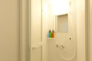 ein Badezimmer mit Waschbecken und Spiegel in der Unterkunft Heights N7 / Vacation STAY 7568 in Sapporo + 29 Fotos