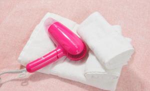 eine rosa Bürste auf einer weißen Serviette in der Unterkunft Heights N7 / Vacation STAY 7568 in Sapporo