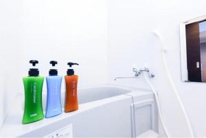 zwei Flaschen auf einem Regal neben einem Waschbecken in der Unterkunft Suncourt Hondori Garden Hills / Vacation STAY 7593 in Sapporo + 50 Fotos