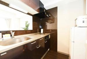 Suncourt Hondori Garden Hills / Vacation STAY 7592 في سابورو: مطبخ مع مغسلة وثلاجة بيضاء +56 صورة