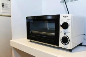 Suncourt Hondori Garden Hills / Vacation STAY 7592 في سابورو: وجود فرن الميكروويف فوق الكاونتر