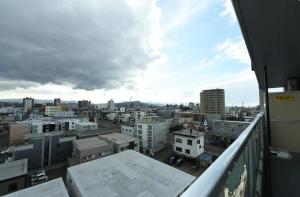 Suncourt Hondori Garden Hills / Vacation STAY 7592 في سابورو: منظر للمدينة من شرفة مبنى