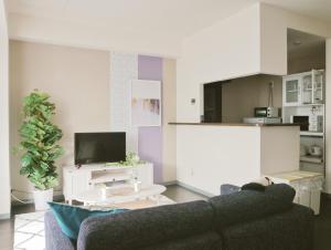 ein Wohnzimmer mit Sofa und Fernseher in der Unterkunft Suncourt Hondori Garden Hills / Vacation STAY 7584 in Sapporo