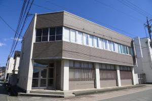 高山市にあるBEYOND HOTEL Takayama 3rd - Vacation STAY 82211の通りに面した大きなレンガ造りの建物 +4枚の写真