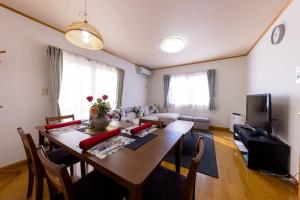 una sala de estar con una mesa y un sofá en Minamitsuru-gun - House - Vacation STAY 82283, en Fujikawaguchiko