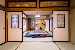 ein Zimmer mit einem Bett in der Mitte in der Unterkunft Minamitsuru-gun - House - Vacation STAY 82324 in Fujikawaguchiko