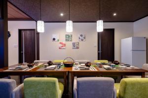 ein Esszimmer mit Tisch und Stühlen in der Unterkunft Minamitsuru-gun - House - Vacation STAY 82324 in Fujikawaguchiko