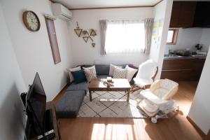 東京にあるSumida-ku - House - Vacation STAY 82129のソファとテーブルのあるリビングルーム