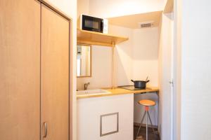 高山市にあるBEYOND HOTEL Takayama 2nd - Vacation STAY 82237のシンクとカウンターのある小さなキッチン