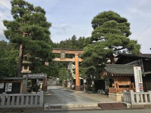 高山市にあるBEYOND HOTEL Takayama 2nd - Vacation STAY 82237の木々が生い茂る通りにある鳥居