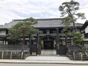 高山市にあるBEYOND HOTEL Takayama 2nd - Vacation STAY 82237の正面に木々がある建物の入り口