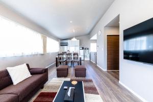 富士河口湖Minamitsuru-gun - House - Vacation STAY 82672的带沙发的客厅和餐厅