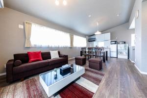 富士河口湖Minamitsuru-gun - House - Vacation STAY 82672的客厅里有一张沙发和一张桌子。