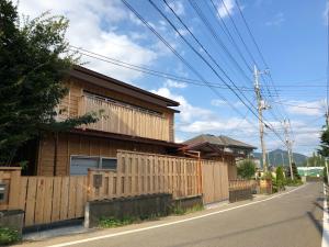 una casa con una recinzione di legno accanto a una strada di Minamitsuru-gun - House - Vacation STAY 82667 a Fujikawaguchiko
