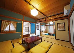 un soggiorno con tavolo in una camera di Minamitsuru-gun - House - Vacation STAY 82667 a Fujikawaguchiko