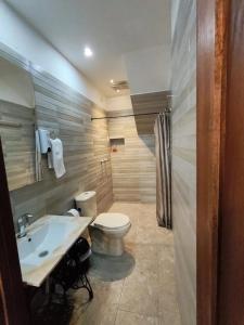 a bathroom with a white toilet and a sink at Apartamento turístico jardín Antioquia in Jardin